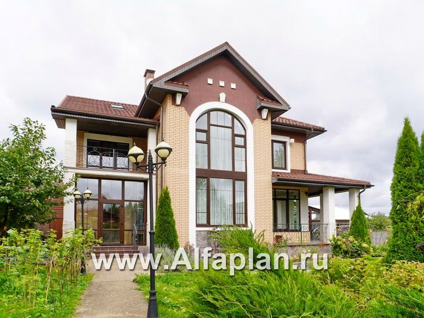 Проекты домов Альфаплан - «Голицын» - коттедж с двусветной гостиной и цоколем - основное изображение